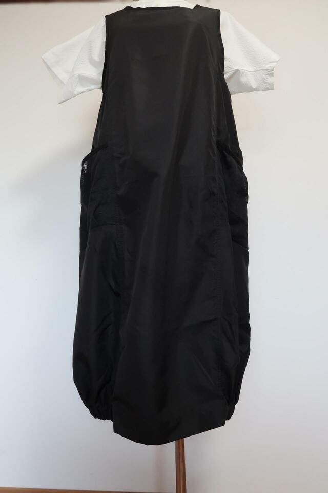 【ワークマン　レディースアクティブセットアップ】ジャンパースカートは袖なしで、裾の一部にゴムが入っているコクーン(繭)シルエットです