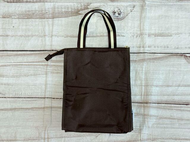 背面は装飾がないシンプルなデザイン