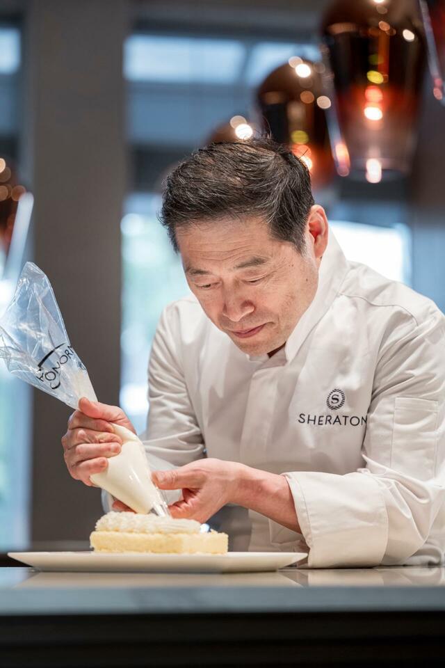 「ペストリーシェフ 佐藤 浩一さん」【“断面美”ミルフィーユやフレジエが登場！苺がきらめく「横浜ベイシェラトンのナイトスイーツブッフェ」】