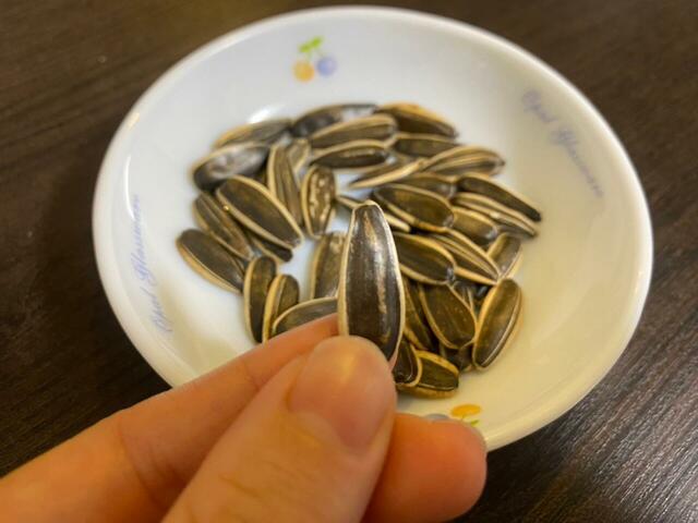 【業務スーパー　ひまわりの種】殻を剥くと、中から小さい種が出てきます