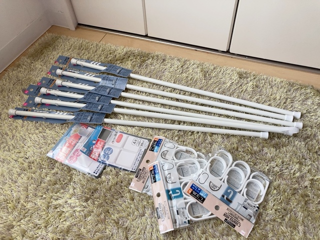 【ダイソー 突っ張り棒収納】使うアイテムは突っ張り棒（6本）、フック（6個入り×3）、耐震マット（2セット）。総額は1,210円でした