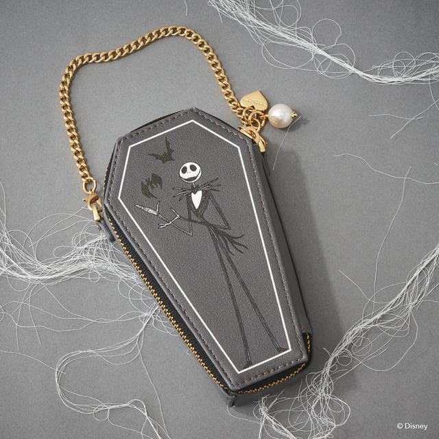 BOXチャームは、表面は「ジャック」の全身アート。 ¥9,900【サマンサタバサプチチョイス『ナイトメアー・ビフォア・クリスマス』コレクション】