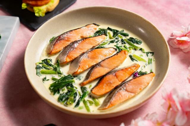 「サーモンのローストとほうれん草のクリーム」＜期間：2026年3月20日〜5月6日＞【ビュッフェ、アフタヌーンティー、コース料理で“春の食体験”！ダブルツリーbyヒルトン京都駅で「春の味覚フェア」を開催！】