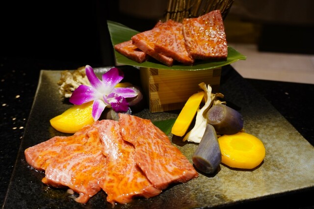 【オリエンタルホテル 沖縄リゾート＆スパ】「沖縄焼肉 琉仙」の和牛上霜降り肉2種　盛り