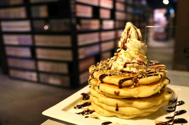 「ソフトクリームをトッピングするのもおすすめ』」＜期間：2025年11月1日〜＞【吉祥寺で“焼きたてパンケーキ”が無料で食べ放題！ネットカフェに自動パンケーキマシン『POPCAKE（R）』 が登場！】