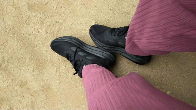 【adidas（アディダス） GALAXY 7 WIDE W】全体が黒なので、あらゆるコーディネートにぴったり。カラーパンツもピリッと締まります