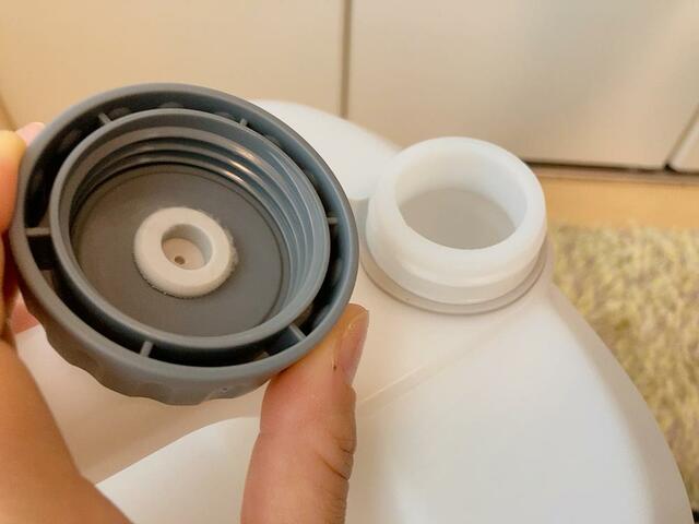 【アイリスオーヤマ 充電式ポータブルウォッシャー】タンクのフタを開けて水を注ぐだけのシンプル給水