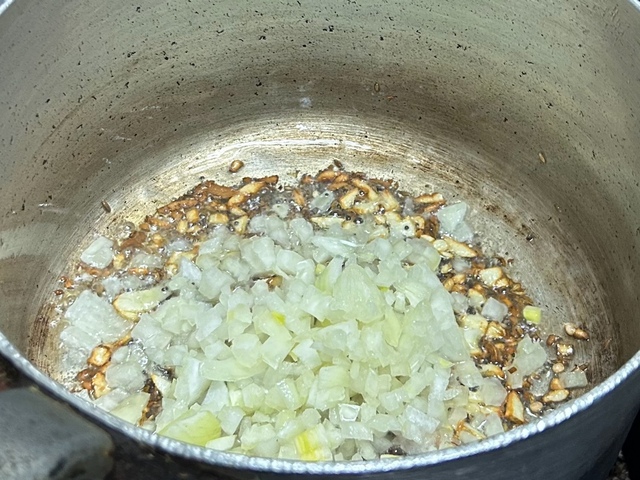 【南インド料理 葉菜hana】マスタードシードのいい香りがしてきたら玉ねぎを入れる