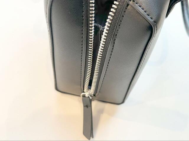 【DISCOAT ライトゲージミニボストンバッグ】底面近くまでファスナーが付いているので、かなり大きく開けられます