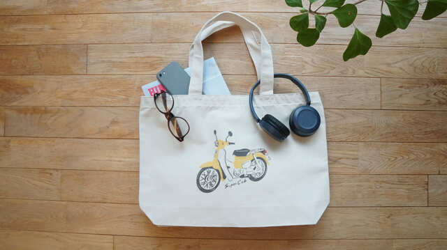 「トートバッグ ホンダ イラストタッチスーパーカブヘヴィキャンバストートバッグ」使用イメージ3