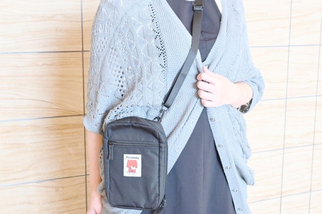 【『SNOOPY JOE COOL めっちゃ整う！オールインショルダーバッグ BOOK』（宝島社）】ストラップを調節すればななめ掛けもできます