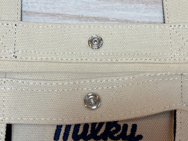 開口部にはスナップボタン付き