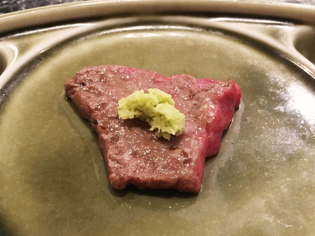 熟成肉にワサビを付けて賞味する。