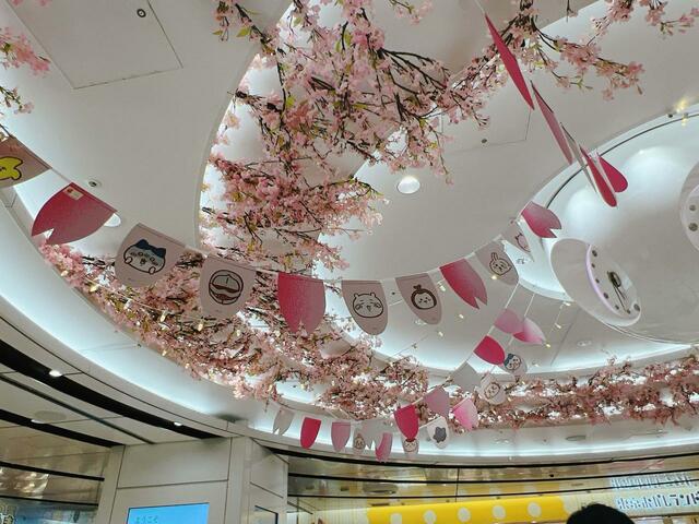 よく見るとちいかわたちのフラッグが吊られています！