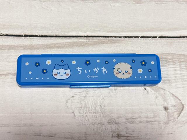 プラスチックペンケースというアイテム自体の懐かしさと、レトロポップなデザインが相まって、よりノスタルジックな魅力が際立っています！『ちいかわ』×100円ショップ新作グッズ第8弾「ちいかわ ペンケース」