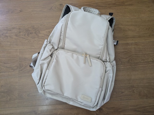 【ハニーズ 機能性多ポケットリュック】カラーはブラックとベージュの2種類。サイズは約縦41×27×まち幅17cmです