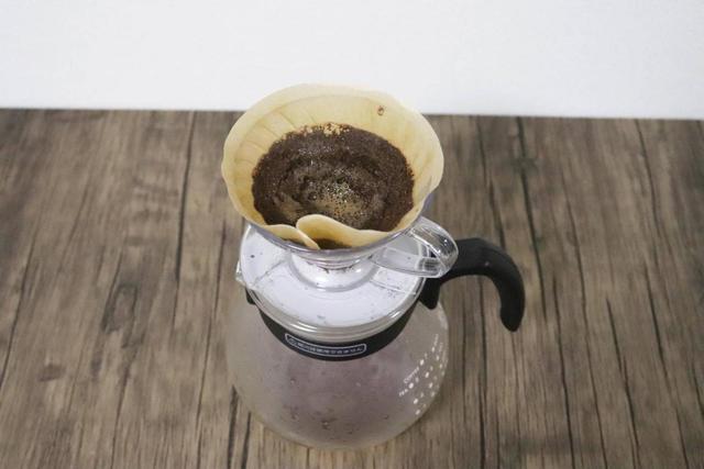 ドリッパーを使用して淹れていく