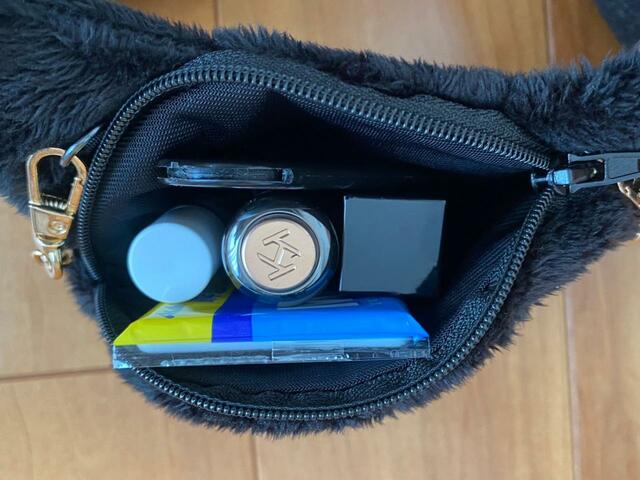 【ミートントリートポーチ(ブラック)】長いものは向きや入れ方を工夫して