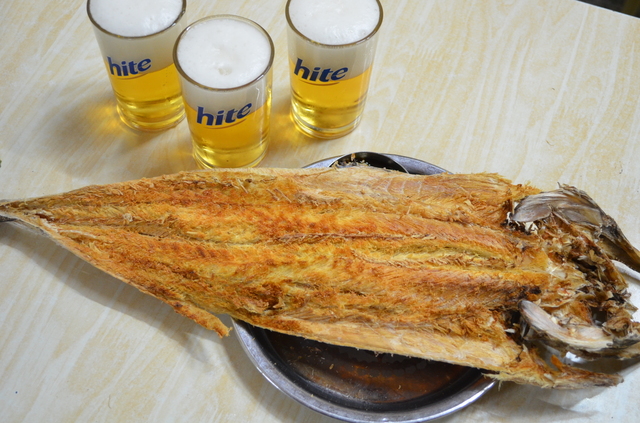 「ジョンイル・シュポ」の炙り干しタラ（ファンテ）は10,000ウォン、ビールは1本2,500ウォン　