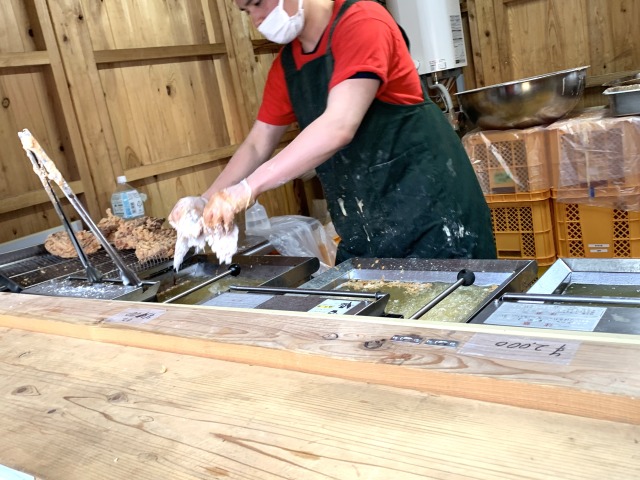 「大鶏排」を目の前でジューッ！！と揚げてくれる