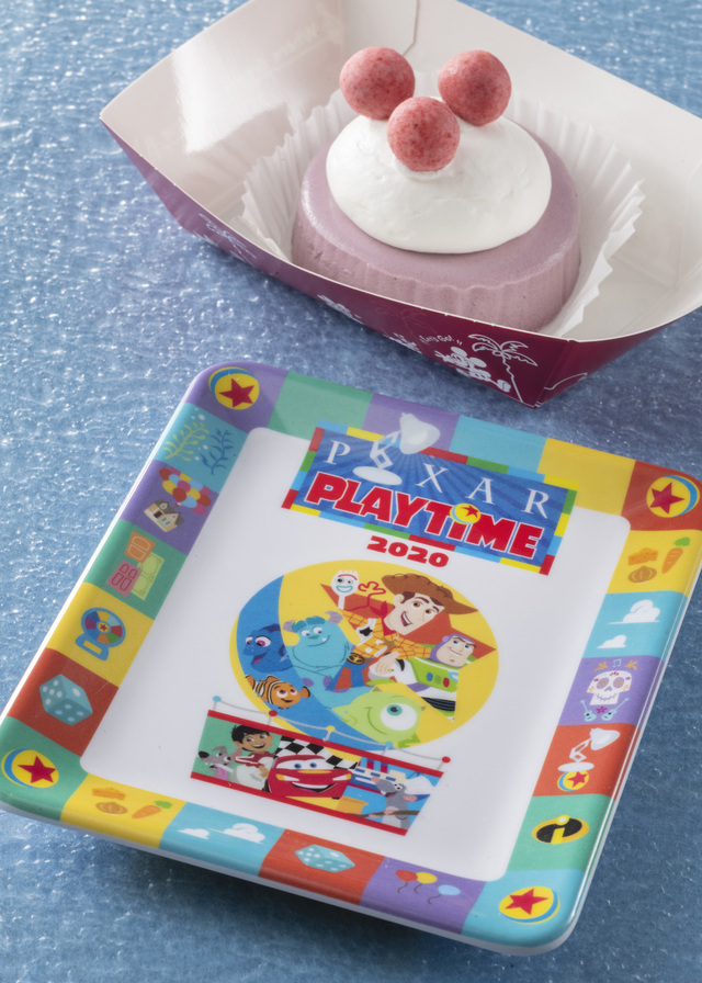 ブルーベリーチーズケーキ、スーベニアプレート付き 800円｜マンマ・ビスコッティーズ・ベーカリー｜東京ディズニーシー「ピクサー・プレイタイム」スペシャルメニュー