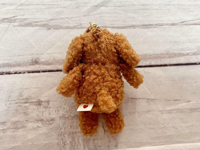 ちょこんとついたしっぽがかわいい後ろ姿にも注目です！