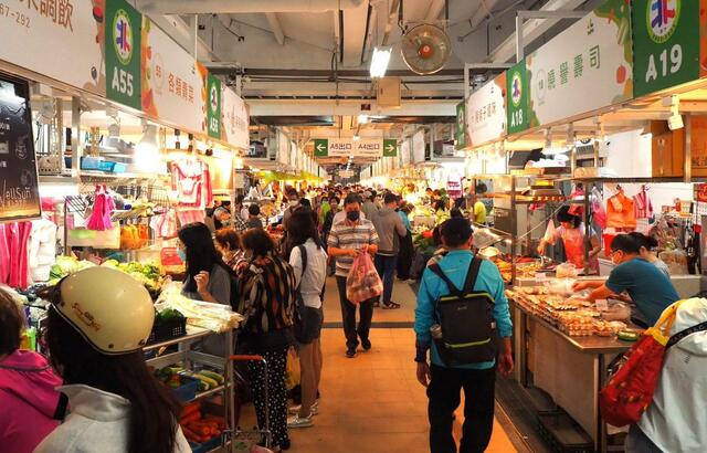 土曜の朝なので北投中継市場は混雑気味。大きな通りの両脇に似た物を扱う店が並んでいるので買い物もしやすい