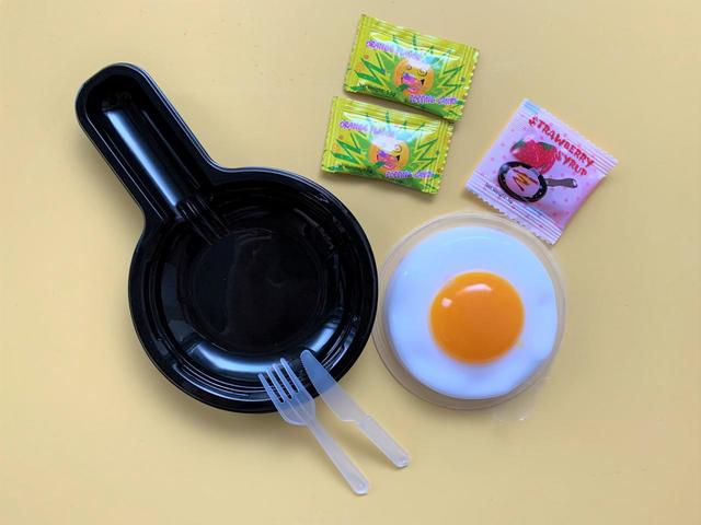 【お菓子ドンキ】「目玉焼きグミ（パチパチ飴とジャム付き）」パッケージを開けると…