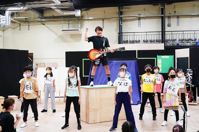 ミュージカル『スクールオブロック』稽古より、西川貴教と生徒役キャスト