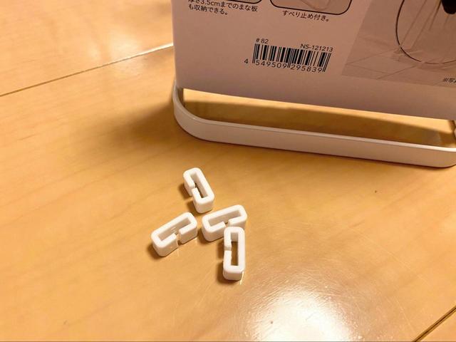 【カインズホーム お手入れ簡単鍋蓋＆まな板スタンド】滑り止めもついています