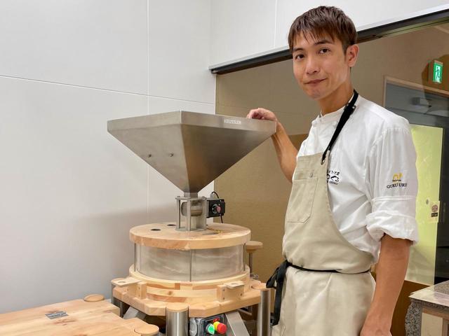 【La Maison du Pain KURIHARA（ラ・メゾン・デュ・パン クリハラ）】「先月導入したドイツ製の石臼で県産小麦を挽いています」と栗原淳平シェフ