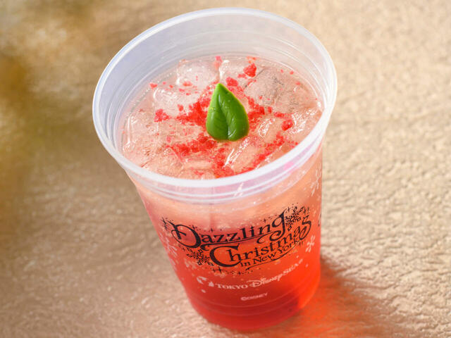 スパークリングゼリードリンク(グレナデン・シロップ&ストロベリー) 700円|東京ディズニーリゾート「ディズニー・クリスマス」スペシャルメニュー|販売店舗:東京ディズニーランド「ドックサイドダイナー」|発売日:2024年11月8日(金)〜12月25日(水)