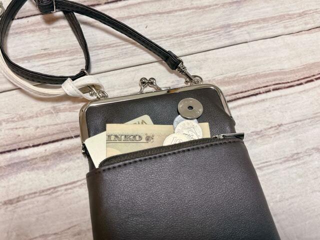 ジップポケットには二つ折りにした紙幣やカード、コインが収納可能