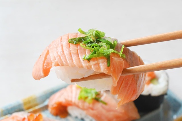 【角上魚類「佐渡サーモンづくし」】口の中でとろけるとろサーモン！塩で食べるのもおすすめです