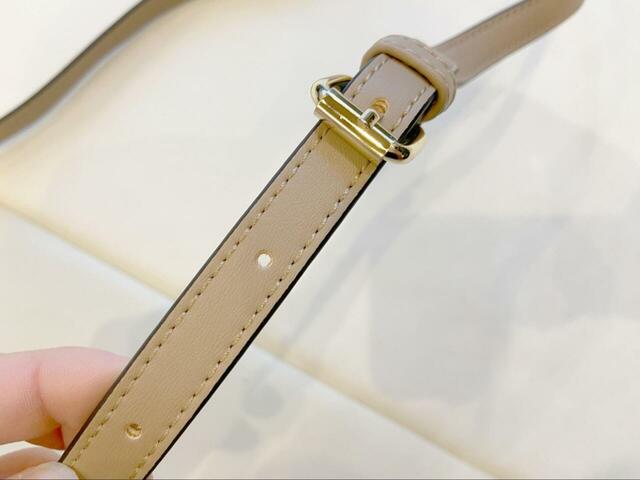 【URBAN RESEARCH チャーム付ワンハンドルミニショルダー】ショルダーストラップは長さを自由に調節可能