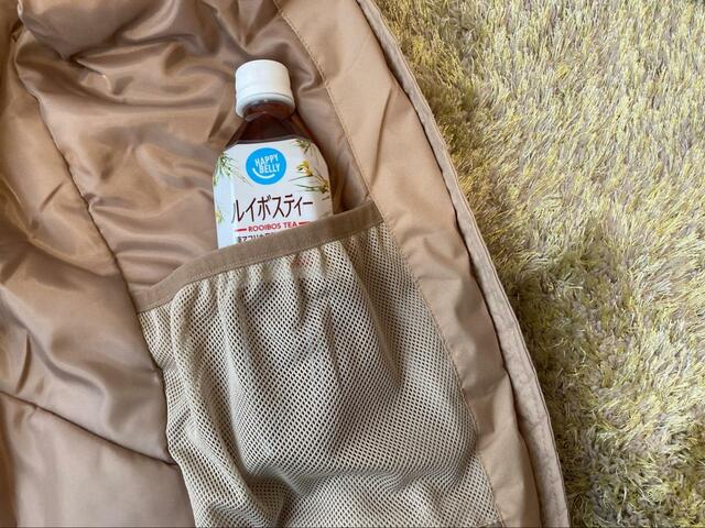 【ワークマン レディース撥水パデットロングフーディー】内ポケットには500mlペットボトルが入ります