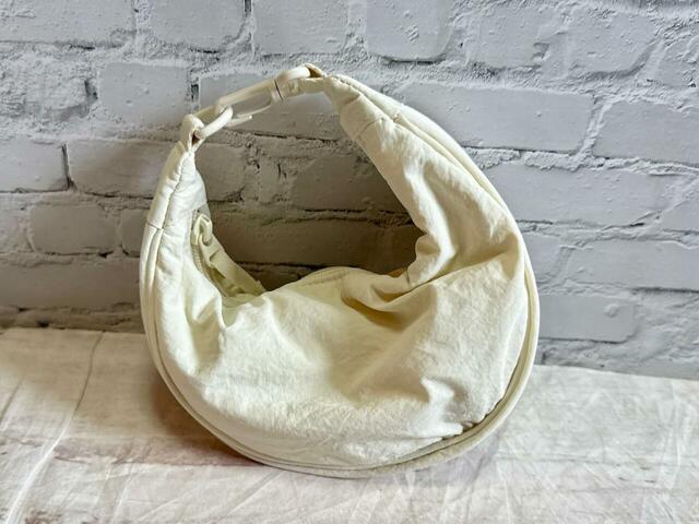 バッグ本体のDカンとナスカンをセットすればウルトラミニサイズの手持ちバッグに返信!