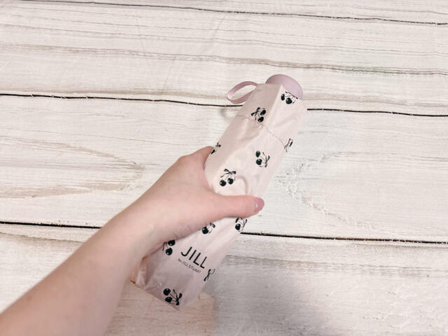 重さは（約）206.5g（傘袋含まず）。軽量なので毎日持ち歩くのが苦になりません♪