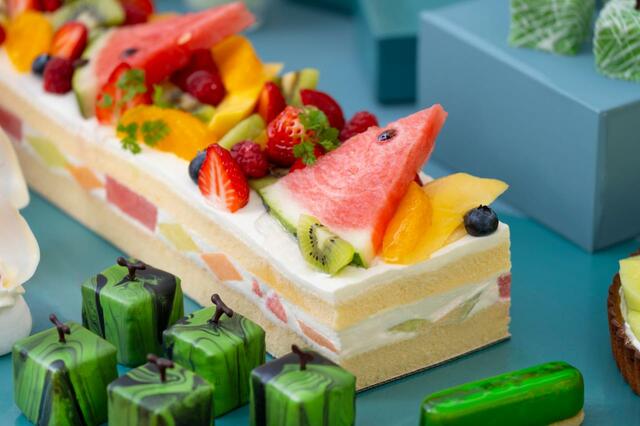 「トロピカルケーキ」＜平日 大人 7,200円＞【コンラッド大阪「クラフト・ユア・初夏パフェ」を期間限定開催】