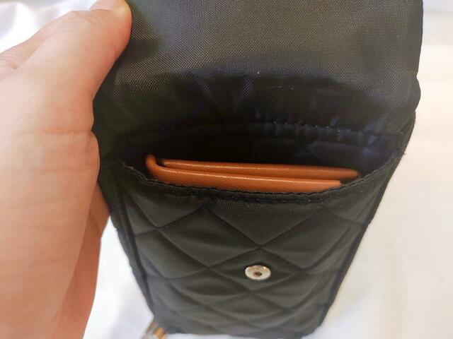 普段から使用しているカードケースを入れてみました