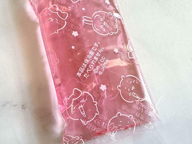 水風呂の後にアイスを楽しむちいハチうさの総柄デザイン。勢いよく食べすぎてキーンとなってしまったうさぎに注目です!