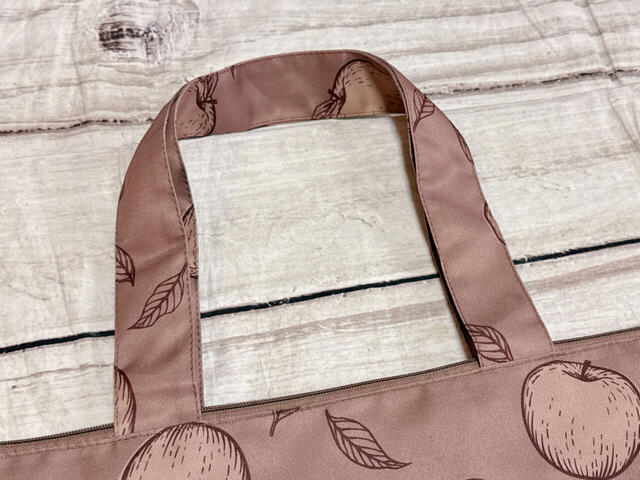 【カルディ りんごバッグ】持ち手は肩がけができる長さなのがうれしい♪