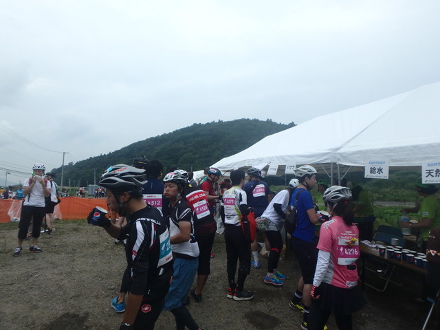 ツール・ド・東北2015／エイドでは誰もが思い思いの時間を過ごしている