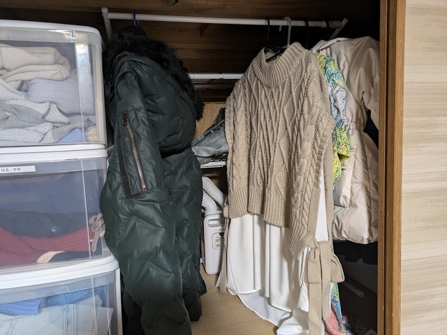 【ニトリ 伸縮押入ハンガーラック】チュニックなども微妙に裾がついてしまうので、大人の衣類は別の場所にすることにしました