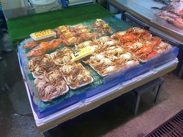 【八食センター】ズワイやタラバなど新鮮な蟹もズラリ