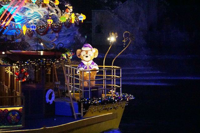 カラー・オブ・クリスマス　ダッフィーが登場