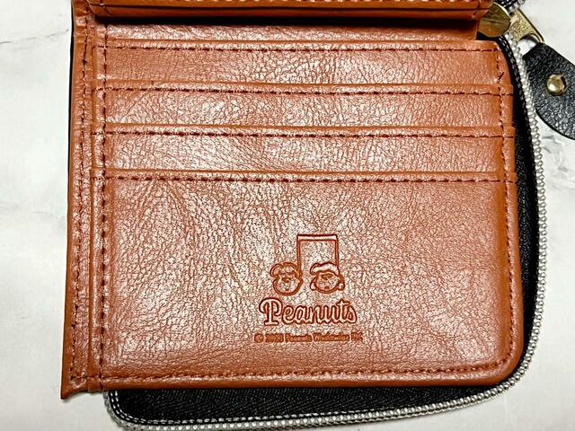 左側のカードポケットにも型押しデザイン付き！