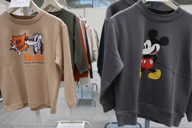 左:Disney長袖クルーネックTシャツKids 右:Disney裏毛スウェットKids