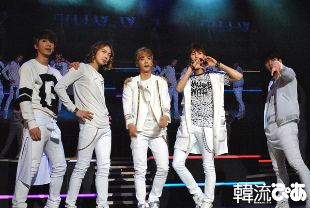 ジェイ役のチョンジ(TEENTOP)率いる<SPARK>