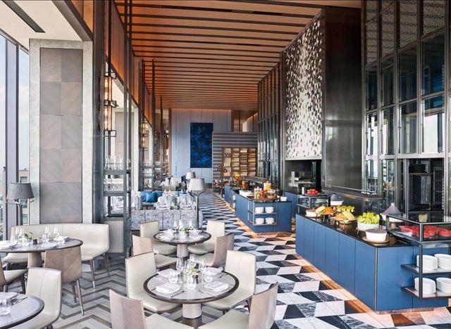 4つのスタイリッシュなオープンキッチンを備える（フォーシーズンズ ホテル東京大手町 PIGNETO）